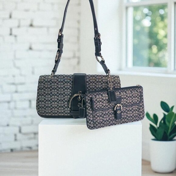 Coach Handbags - Vintage COACH Soho (Kelly) Shoulder bag in Signature Canvas with wristlet